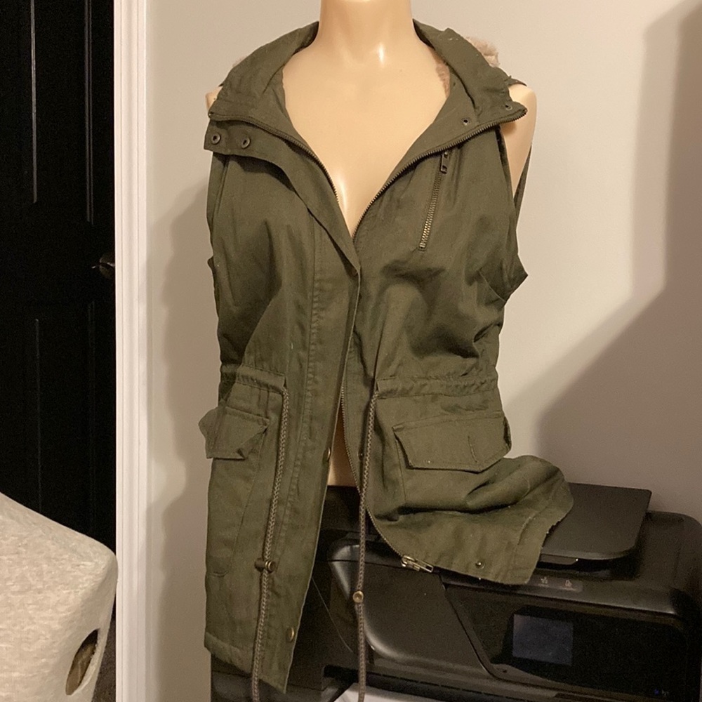 𝅺army Green sz small furry hooded vest